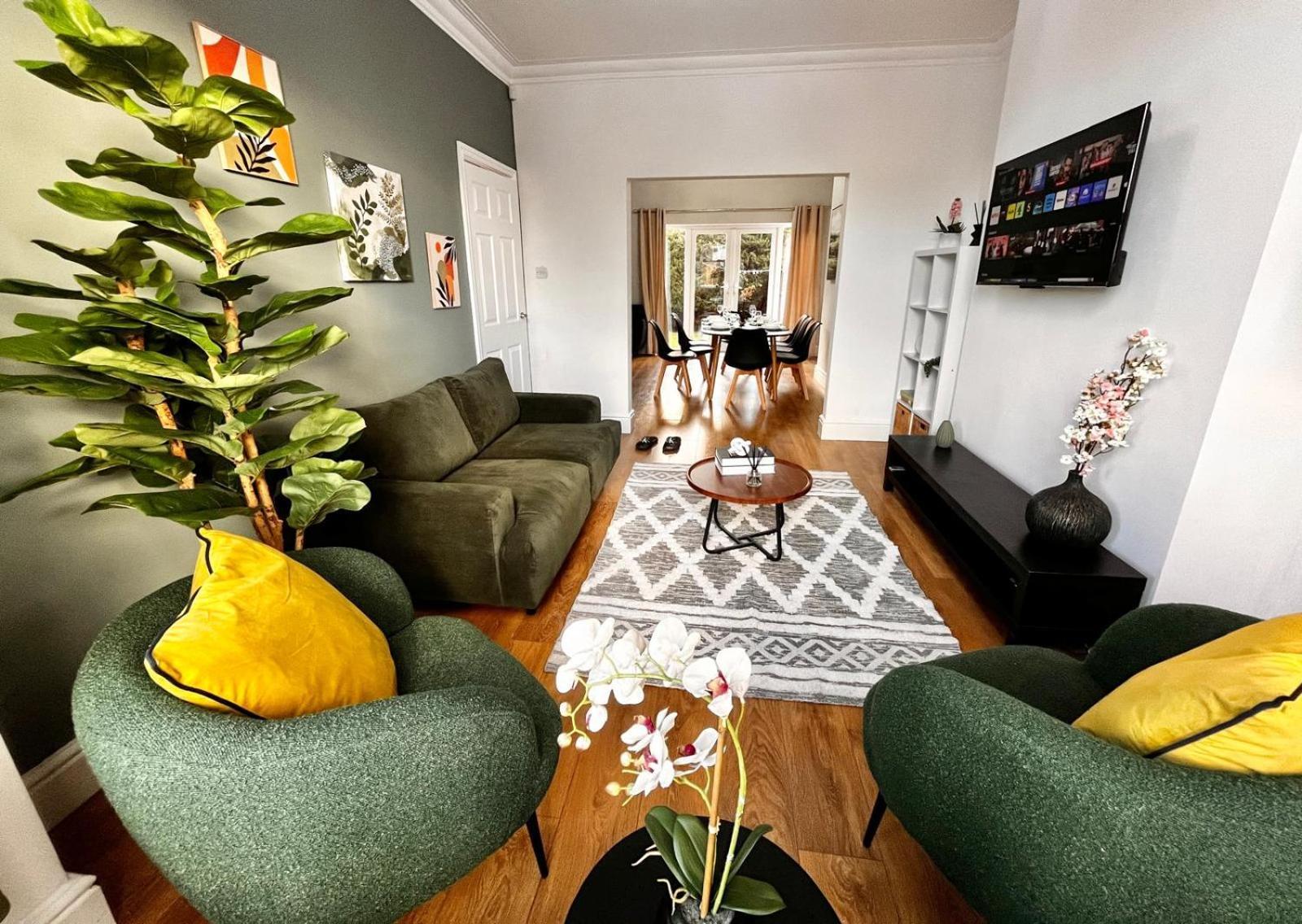 Spacious 6 Bed House Altrincham Timperley Екстериор снимка